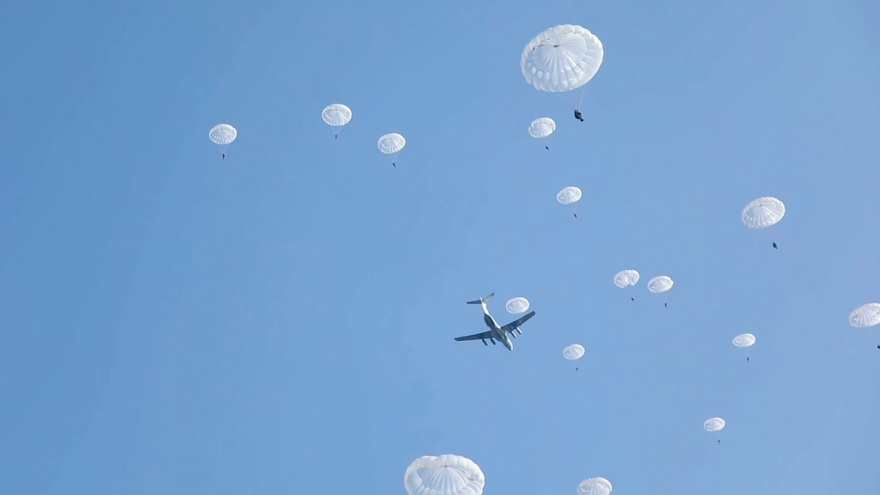 Xem 1.200 lính đổ bộ đường không Nga nhảy dù từ độ cao 600m